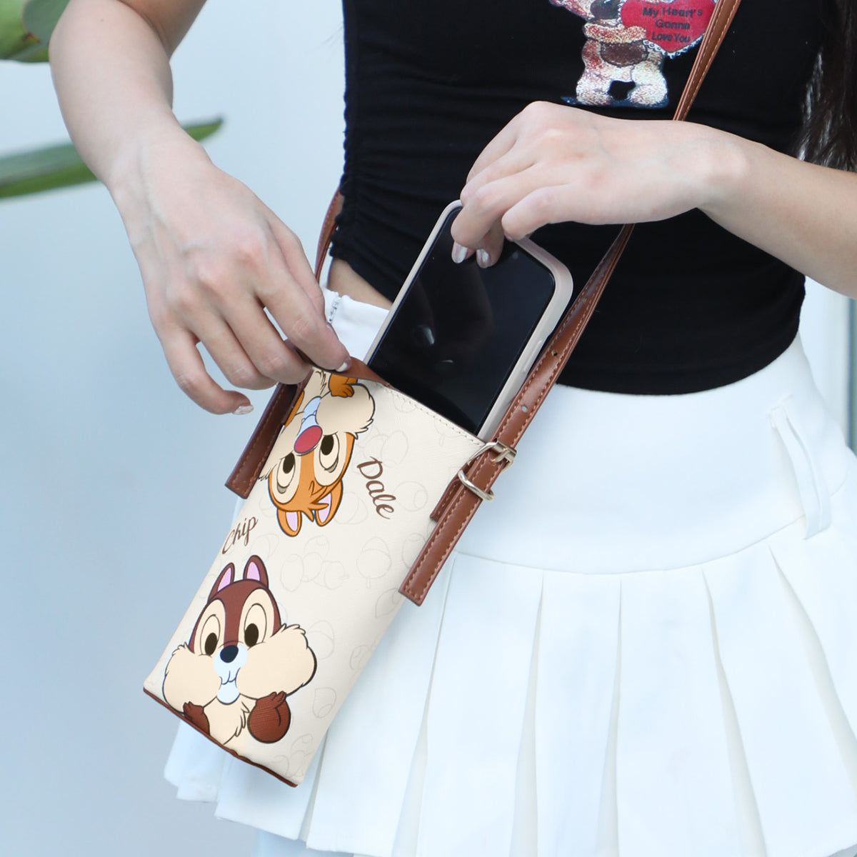 スマホショルダー　チップとデール　DHF23787-CD